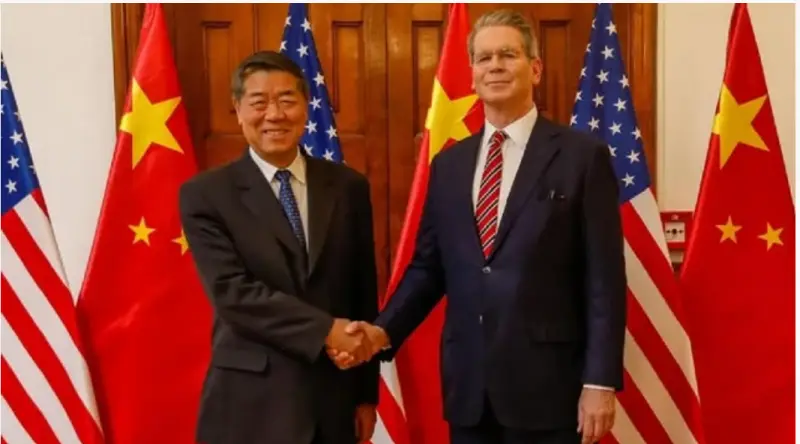 US Treasury Secretary Scott Bessent (R) and Chinese Vice Premier He Lifeng (L)
